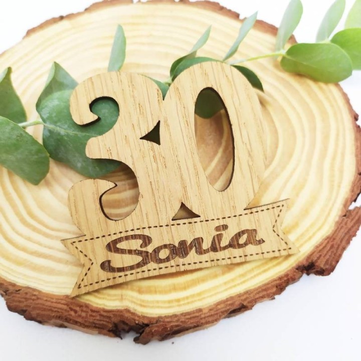 BROCHE MADERA CUMPLEAÑOS