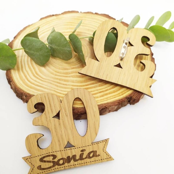 BROCHE MADERA CUMPLEAÑOS