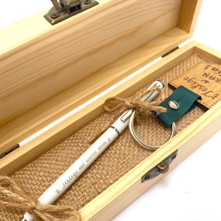 CAJA DE MADERA PARA TESTIGOS DE BODA CON BOLI Y LLAVERO