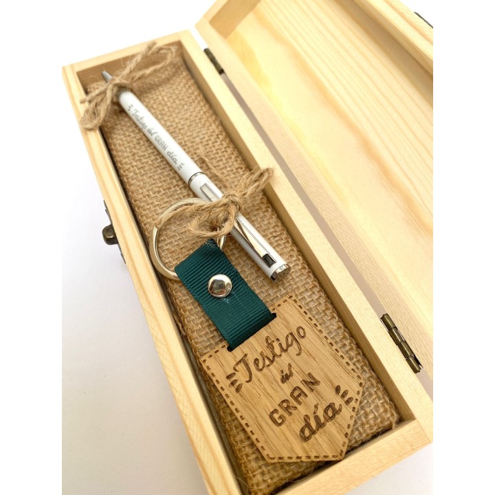 CAJA DE MADERA PARA TESTIGOS DE BODA CON BOLI Y LLAVERO