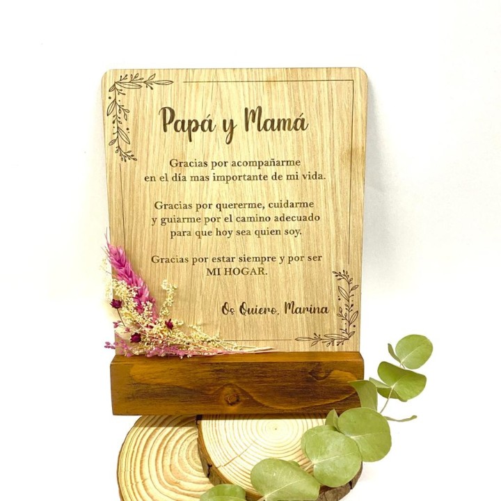 TACO DE MADERA CON TEXTO Y FLORES SECAS
