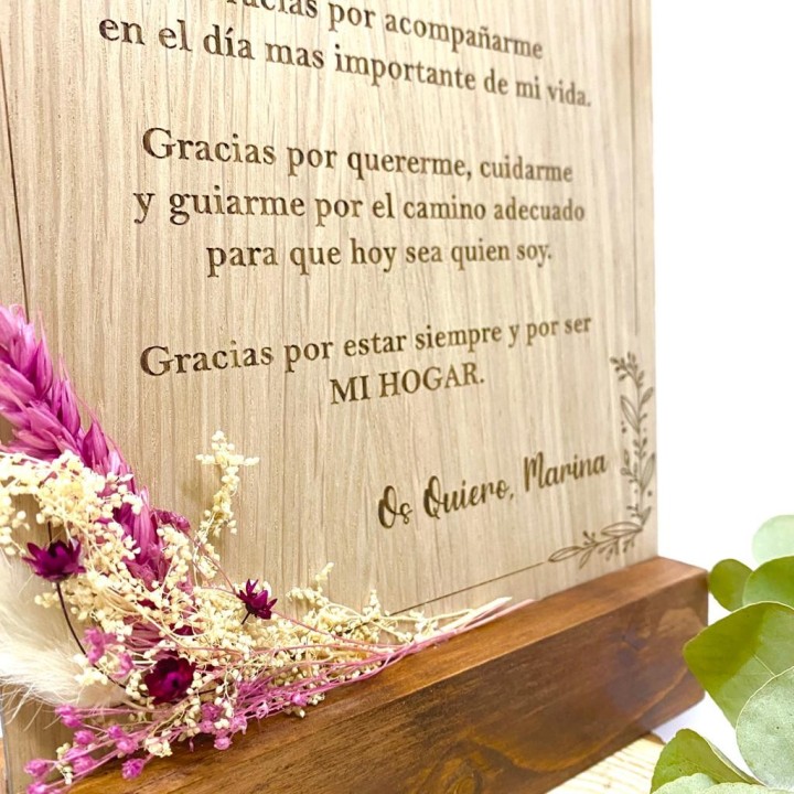TACO DE MADERA CON TEXTO Y FLORES SECAS