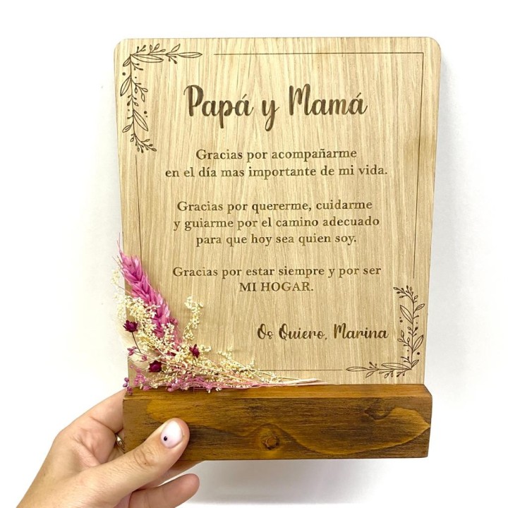 TACO DE MADERA CON TEXTO Y FLORES SECAS