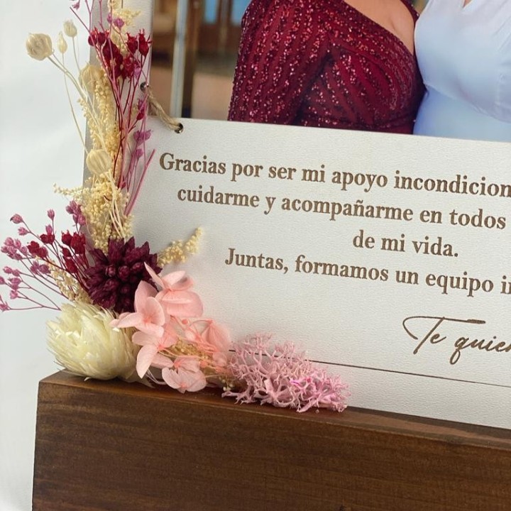 TACO DE MADERA CON TEXTO, FOTO Y FLORES SECAS