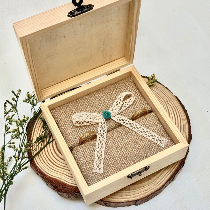 CAJA PARA ANILLOS CON NOMBRES EN RELIEVE