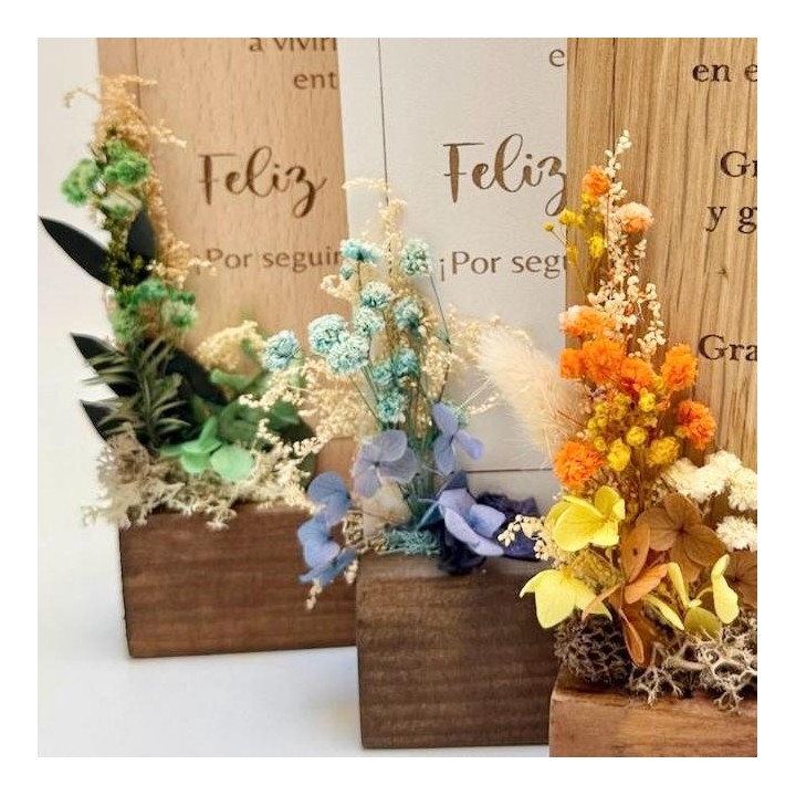 TACO DE MADERA CON TEXTO Y FLORES SECAS