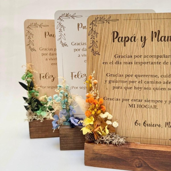 TACO DE MADERA CON TEXTO Y FLORES SECAS